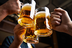El alcohol tiene un alto contenido calórico. Algunas bebidas mezcladas pueden contener la misma cantidad de calorías que una comida, pero sin los nutrientes, y son las que se acumulan directamente en el temido "Michelin". La cerveza regular, por ejemplo, tiene aproximadamente 150 calorías por un vaso de 12 onzas (355 ml).