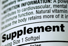 Una manera fácil de comparar ingredientes en productos es utilizar la Base de Datos de Etiquetas de Suplementos Dietéticos, que está disponible en el sitio web del Instituto Nacional de Salud (NIH). La base de datos contiene información sobre los ingredientes de miles de suplementos dietéticos que se venden en EE.UU. Puedes buscar productos por nombre de marca, usos, ingredientes activos o fabricante.