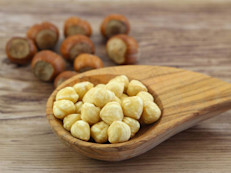 Este sabroso y energético fruto seco está lleno de nutrientes y es un magnífico aliado para la piel. Gran fuente de antioxidantes y vitamina E, que suministran nutrimentos imprescindibles para proteger la piel de los radicales libres que causan el envejecimiento prematuro, al tiempo que favorecen la formación y renovación de las fibras elásticas y colágeno.