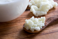 Los probióticos son bacterias beneficiosas que podemos encontrar en alimentos fermentados, como yogures o chucrut. También se los puede obtener a partir de ciertos suplementos. Estos microorganismos ayudarían a mantener un equilibrio gastrointestinal, que, entre otras cosas, favorece el funcionamiento del sistema inmunológico. Por ello, muchos investigadores analizaron sus efectos sobre la psoriasis (trastorno autoinmune) con resultados positivos.
