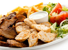 Las calorías y grasa de carne vacuna no magra y de pavo, están cerca: 3 onzas de carne roja regular tiene 218 calorías y 13 gramos de grasa; 3 onzas de pavo tienen 200 calorías y 11 gr. de grasa. Para ahorrar calorías, se debe elegir la pechuga de pavo; en 3 onzas hay 161 calorías y 6 gr. de grasa. 