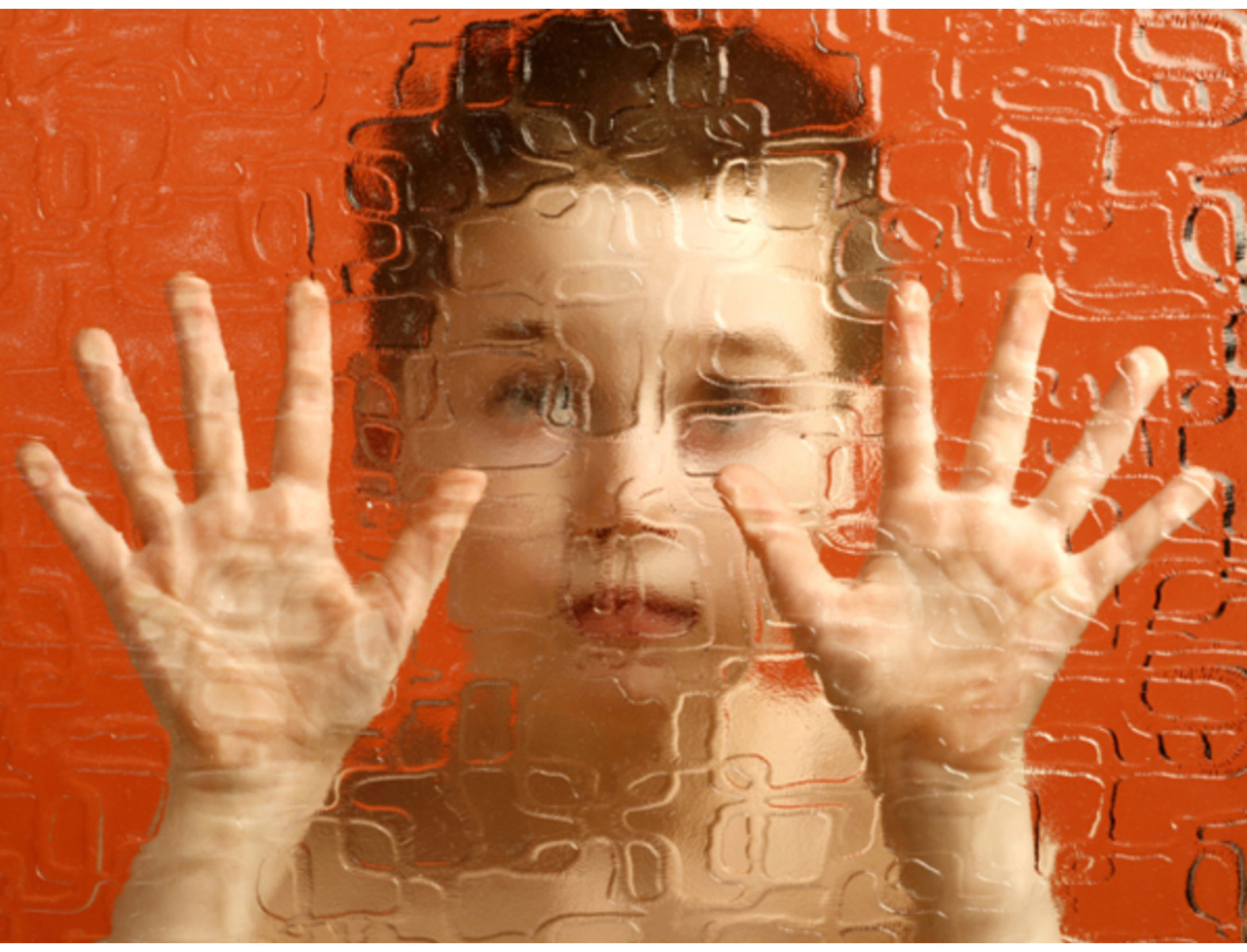 El trastorno del espectro autista (TEA) es una enfermedad neurológica y de desarrollo que comienza en la niñez y dura toda la vida. Afecta la forma en que una persona se comporta, interactúa con otros, se comunica y aprende. Conocer los síntomas es importante para diagnosticarlo en forma temprana y comenzar el tratamiento médico lo antes posible.