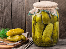 Al igual que la miel, este remedio también curaría la resaca, aunque no hay suficiente evidencia científica. Se dice que el líquido amargo que contiene el vinagre, sumado a la sal y el agua, puede ayudar a rehidratar y reponer los niveles de electrolitos y sodio perdidos.