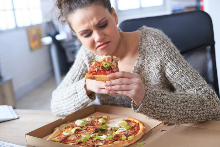 ¿Sabías que distraerte mientras comes te provoca comer más cantidad de comida y por consiguiente ingerir más calorías? ¿O  que el tamaño de tu plato influye en la cantidad de alimento que consumes? Descubre a continuación algunos de esos malos hábitos que impiden que logres tu meta de bajar de peso.