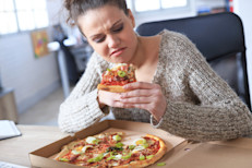 ¿Sabías que distraerte mientras comes te provoca comer más cantidad de comida y por consiguiente ingerir más calorías? ¿O  que el tamaño de tu plato influye en la cantidad de alimento que consumes? Descubre a continuación algunos de esos malos hábitos que impiden que logres tu meta de bajar de peso.