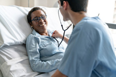 Otro estudio, dirigido por una experta en medicina reproductiva del Hospital Brigham and Women's, en Boston, mostró que las mujeres que sufren de endometriosis podrían enfrentarse a un aumento del 60% en el riesgo de desarrollar una enfermedad cardiaca; dicho riesgo fue particularmente alto para las jóvenes de hasta 40 años.