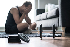 Si aumentas la intensidad de tu entrenamiento y no mejora tu rendimiento, es posible que estés sobreentrenando. Esto se puede manifestar a través de la disminución de la agilidad, la fuerza y ​​la resistencia, reacciones más lentas y menor velocidad al correr.
