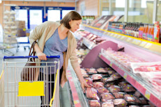 Si bien el pollo se considera un alimento seguro y beneficioso para la mayoría de las personas, sus propiedades dependerán de las variedad que se consume y de la forma en que se lo prepare. No es lo mismo comer pollo convencional que de corral, o asado o horno que frito. También hay algunos tipos de carne de pollo que se comercializan muy procesadas, por lo que pueden contener altas cantidades de sodio, conservantes y aditivos.