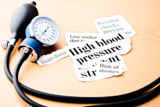 Se cree que la incorporación del vino tinto en dietas equilibradas y saludables, como la mediterránea o DASH, permite mantener bajo control los niveles de presión arterial. Además, existen investigaciones que encontraron que un componente de esta bebida, el provinol, puede aliviar la hipertensión deficiente en óxido nítrico.