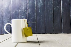 Muchos especialistas aseguran que beber una o dos tazas de té verde todas las mañanas, aumentaría el control sobre peso. Esto se debe a que la infusión ayudaría a las personas a perder peso al mejorar la tasa metabólica, promoviendo así un consumo más rápido del almacenamiento de grasa corporal. Recuerda, siempre debes acompañarlo con una dieta equilibrada y ejercicio regular.