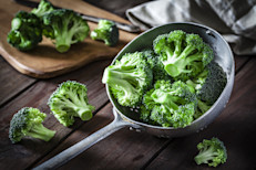 Los vegetales de hoja verde son una opción atractiva a la hora de organizar tu dieta, ya que poseen nitratos, compuestos muy poderosos para contrarrestar los efectos de las grasas. Sin embargo, sus beneficios van más allá de mantener un peso saludable, ya que algunos de ellos, como el brócoli o la col rizada, son una excelente fuente de calcio (una taza tiene 100 y 200 mg respectivamente).
