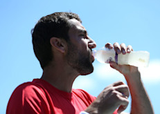 No esperes a tener sed: bebe líquidos en abundancia, independientemente de cuánta actividad física hagas. Evita bebidas muy azucaradas o alcohólicas, que en realidad hacen perder más líquido a tu cuerpo, tampoco las consumas muy frías: pueden causar calambres estomacales. Y evita las comidas calientes y pesadas: le aportan calor a tu cuerpo.