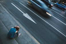 En grandes dosis o con alto contenido de THC, puede causar psicosis breve. Esta reacción afecta la mente y dificulta entender lo que es o no real. En individuos con predisposición genética, puede aumentar la posibilidad de desarrollar trastornos como la esquizofrenia, si se usa repetidamente.
