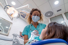 Tal vez parezca una obviedad, pero las revisiones dentales regulares son esenciales para detectar y tratar a tiempo cualquier problema de salud bucal. Visita a tu dentista al menos una vez al año para realizarte una limpieza profesional y asegurarte de que tus dientes están en buen estado. Durante la revisión, el dentista examinará tus dientes, encías y tejidos blandos para detectar cualquier signo de enfermedad. 