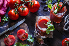 El tomate no sólo es un alimento básico en la cocina, es un bálsamo contra las quemaduras y su rica composición lo transforma en un remedio seguro para la salud de la piel, ya que permitiría cicatrizar las heridas. Este también tiene una alta concentración de agua y sustancias antioxidantes, que contribuyen al rejuvenecimiento celular.