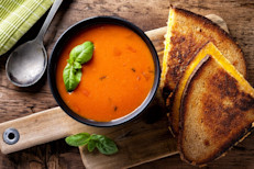 En los alimentos, las hojas de albahaca secas o  frescas condimentan los platos de tomate, las verduras, el pescado, la carne, las sopas, las ensaladas y la pizza. Los aceites esenciales y extractos aromáticos también son componentes importantes de productos dentales, farmacéuticos y cosméticos.