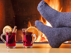 El secreto para mantener un cuerpo caliente es conservar los pies calientes; esto es debido a que por nuestros pies circula una gran cantidad de sangre, por ello, la importancia de mantenerlos siempre calientes. Puedes usar medias o, simplemente, colocarlos cerca de un calefactor.