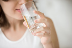 Para prevenir la piel seca debes hidratarte correctamente. Bebe entre 2 y 2 ½ litros de agua diarios, además de mantener la humedad en la piel mejorarás el funcionamiento de tu organismo y prevendrás otras enfermedades y lesiones.