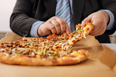 Las similitudes entre la adicción a la comida y a las drogas son sorprendentes. Al ser altos en grasas, los alimentos con alto contenido calórico sobrecargan los centros de placer del cerebro, al igual que la cocaína y la heroína. Cuanto más comemos estos tipos de alimentos, más los deseamos para activar estos centros.