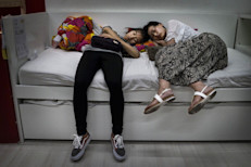 Los adolescentes de entre 11 y 17 años de edad necesitan dormir de 8.5 a 9.5 horas diarias, y también se recomienda mantenerlos lejos de las pantallas durante a la hora de ir a la cama.