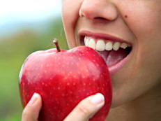 Para mantener los dientes sanos no sólo tienes que seguir los consejos anteriores, sino que también deberás poner cuidado en lo que comes o bebes, informa la Biblioteca Nacional de Medicina. Recuerda que la placa dental está siempre esperando a que llegue el delicioso azúcar, así que es mejor comer abundante fruta y verdura, y beber agua en vez de refrescos.