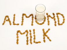 La leche de vaca es naturalmente más alta en carbohidratos que la leche de almendra. Por lo que consumir leche de almendra es ideal para las personas con intolerancia o Diabetes, siempre y cuando no sea la versión azucarada.