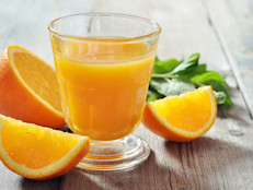 De igual forma, el zumo de naranja y el de otros cítricos agrios, pueden irritar el estómago ya sensible, algo molesto que seguramente nadie desearía en una mañana con síntomas de resaca.