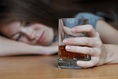 No, no lo creas ni lo hagas. En el estudio no solo clasifican esta creencia como nada veraz, también la consideran bastante mala para la salud. El consumo de alcohol se ha asociado a un impacto negativo durante el descanso porque retrasa la fase REM y puede empeorar la apnea del sueño.
