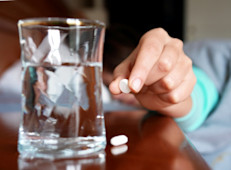 Existen muchas medicinas recetadas para dormir. La Biblioteca Nacional de Medicina informa que algunas se deben usar por un período corto y otras se emplean por un tiempo más largo. Pregúntale al médico cuáles son los beneficios y los efectos secundarios de las esas píldoras: muchas provocan molestias o causan dependencia.