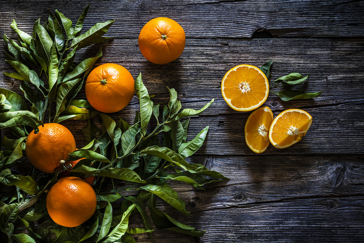 Si hablamos de naranjas y sus beneficios para la salud enseguida viene a la cabeza la palabra vitamina C, pero las bondades de esta fruta no acaban ahí. Tiene nutrientes que la hacen un alimento muy completo y recomendable para el consumo diario, capaz de tratar y prevenir una amplia variedad de enfermedades y lesiones. Aquí te damos más detalles:
