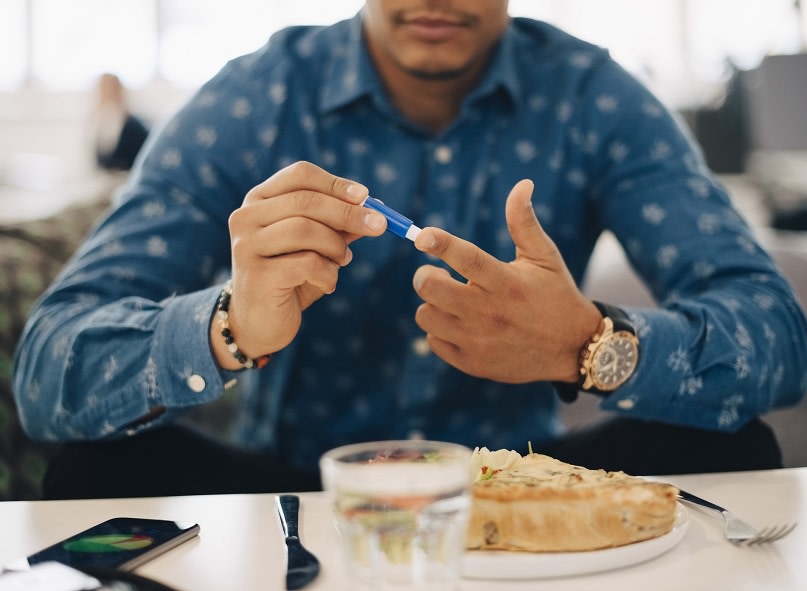 En el país hay casi 29 millones de personas con diabetes, según la Asociación Americana de Diabetes (ADA). Y para todos, sus hábitos alimenticios son una preocupación, entre ellos el consumo de alcohol. Si bien un consumo adecuado sería benéfico, hay algunas cosas que debes saber antes de sacar las copas y el vino.