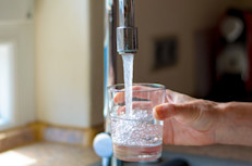 Deja que tu sed sea tu guía. El agua es un nutriente importante para el cuerpo, pero las necesidades de todos son diferentes. La mayoría de nosotros consumimos lo suficiente de los alimentos y de las bebidas que tomamos. Un cuerpo sano puede equilibrar el agua durante todo el día. Bebe mucha agua si estás muy activo, si vives o trabajas en condiciones de calor, o si eres un adulto mayor.