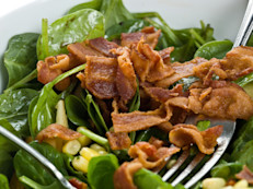 La ensalada es sinónimo de dieta: liviana, fresca, fácil de preparar. Pero cuidado, que si a la súper sana lechuga se le agrega pedazos de pan frito, pollo frito o fetas de tocino (bacon), la magra ensalada se transformará en el plato enemigo en segundos. Estamos hablando de 300 calorías contra 1,200...