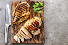 La carne de pollo es un alimento que podemos encontrar (muchas veces como protagonista) en distintos platillos del mundo. Generalmente, se la considera una buena "sustituta" de la carne de vaca, pero ¿qué tan cierto es esto? Aquí repasamos las principales características de la carne de pollo.