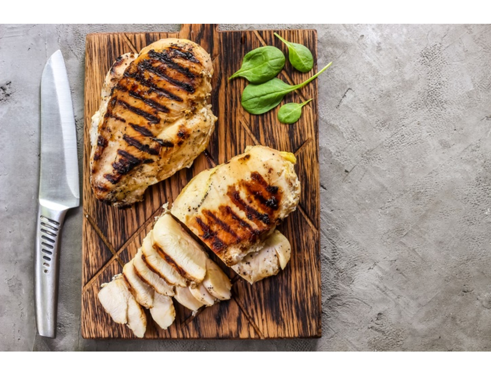 La carne de pollo es un alimento que podemos encontrar (muchas veces como protagonista) en distintos platillos del mundo. Generalmente, se la considera una buena "sustituta" de la carne de vaca, pero ¿qué tan cierto es esto? Aquí repasamos las principales características de la carne de pollo.