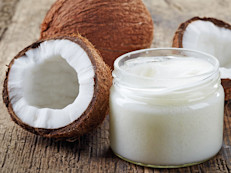 El aceite de coco es parte de uno de los ingredientes activos que se incluyen en la preparación del Bite Blocker, un preparado comercial que también contiene glicerina, lecitina, vainilla, geranio y aceites de soja que incluso podrían tener un efecto repelente de hasta 7 horas, según un informe de los NIH.