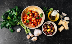 La dieta mediterránea cuenta con muchos vegetales, frutas, grasas saludables (como el aceite de oliva), pescado graso, granos enteros, semillas, legumbres, vino tinto y lácteos. También hay alimentos que se consumen menos, como las carnes rojas, dulces, postres, huevos y mantequilla.