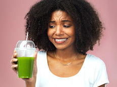 Algunas personas reportan sentirse más concentradas y enérgicas durante y después de las dietas de desintoxicación. Sin embargo, hay poca evidencia de que las dietas de desintoxicación en realidad eliminen las toxinas del cuerpo. De hecho, nuestros órganos son generalmente bastante eficaces para filtrar y eliminar la mayoría de las toxinas ingeridas, agrega Zeratsky.