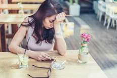 Aunque no lo creas, el sobreentrenamiento afecta significativamente las hormonas del estrés, como el cortisol y la epinefrina. Este desequilibrio puede causar cambios de humor, irritabilidad, depresión y problemas de concentración.