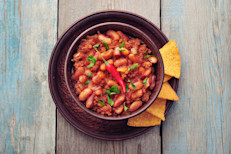 Hay ciertas comidas que producen gases o flatulencias en el aparato digestivo en general y el conducto intestinal en particular. Entre ellas los frijoles guisados, arvejas, lentejas, el coliflor, brócoli, repollitos de Bruselas, el repollo, las cebollas, los cítricos y los pimientos. Las proteínas, las grasas producen menos gases que los azúcares e hidratos de carbono.