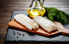 Bajo una línea similar a la anterior, una cucharada de este alimento contiene 570 mg. de colesterol, pero también cubre con creces el consumo diario de vitamina A y D. Además, es rico en ácidos grasos Omega 3, que junto a su valor vitamínico sería de gran ayuda para reducir el riesgo de enfermedad cardíaca e incluso brindaría protección contra el cáncer.