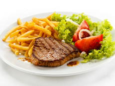 Comer carne roja tiene varios beneficios, pero el consumo excesivo puede ser dañino. Tiene un alto contenido en grasas saturadas, que favorecen el riesgo de incrementar los niveles de colesterol en la sangre, obesidad y problemas cardiovasculares. 