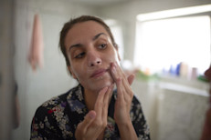 La dermatitis atópica es una enfermedad crónica que requiere terapia de humectación diaria para poder aliviar la piel seca y evitar la comezón, debido a que las personas con esta condición tienen poca capacidad para retener la humectación natural de la piel. Se aconseja realizar duchas con agua templada, gel o jabón especial que mantengan el pH de la piel y aplicar cremas hidratantes.