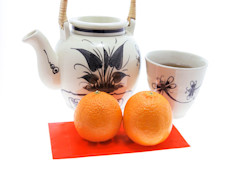 Esta es otra receta natural que se muestra efectiva para aliviar la tensión y alcanzar una buena relajación. Necesitas rallar la cáscara de una mandarina grande, colocarla en un vaso de agua hirviendo, taparla y dejarla reposar un tiempo. Después de unos minutos, puedes tomarla, preferiblemente antes de dormir. 