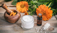 La caléndula es una de las mejores plantas medicinales para promover la salud de la piel y es recomendada por los médicos naturópatas para tratar la dermatitis. Esto se debe a que por vía tópica ayudaría a aliviar la irritación y comezón. Para ello, aplica uniformemente una pequeña cantidad de aceite de caléndula por medio de un suave masaje hasta que se absorba completamente.