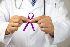 La investigación halló que una mayor ingesta de sal, sodio o alimentos salados está relacionada con un aumento en el cáncer de estómago. El Fondo Mundial para la Investigación del Cáncer y el Instituto Americano para la Investigación del Cáncer concluyeron que la sal, al igual que los alimentos salados, son una "causa probable de cáncer de estómago". 