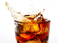 Justo como el helado, el refresco combina varias amenazas contra el sueño: la Dra. Remmer explica que "El refresco contiene mucho gas, por lo que te sentirás inflamado a la hora de dormir, asimismo, estas bebidas son ricas en azúcar y cafeína, estimulantes, y para terminar si la bebes en exceso pasarás la noche levantándote al baño".