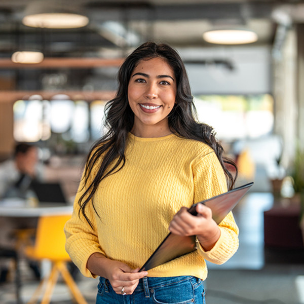 Compañeras de trabajo colaborando en un espacio de oficina