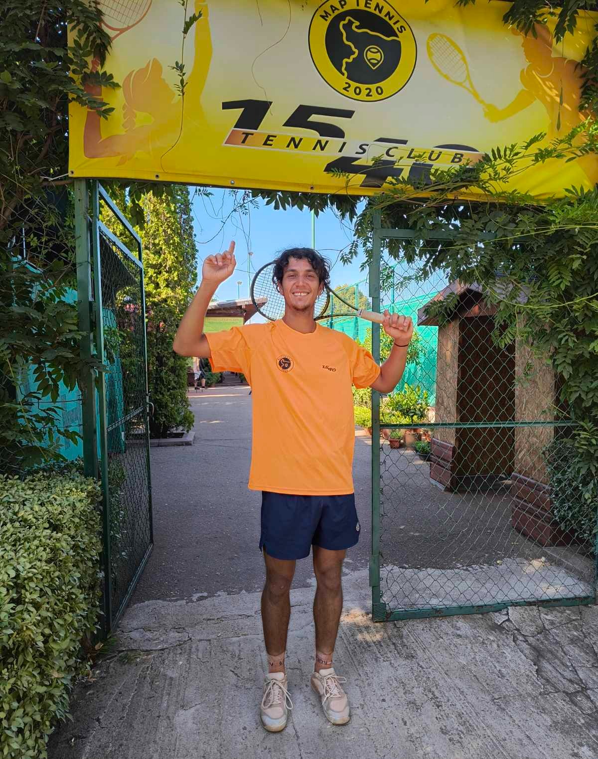 Антъни Генов