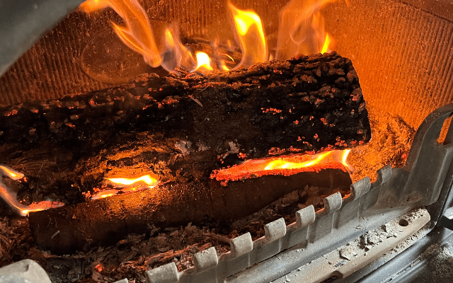 火がついた状態の炉内